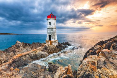 Capo Ferro Deniz Feneri 'nin kasvetli manzarası. Akdeniz 'in popüler seyahat noktası. Konum: Porto Cervo, Sassari ili, Sardunya, İtalya, Avrupa