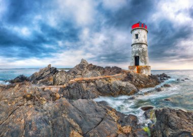 Capo Ferro Deniz Feneri 'nin muhteşem kasvetli manzarası. Akdeniz 'in popüler seyahat noktası. Konum: Porto Cervo, Sassari ili, Sardunya, İtalya, Avrupa