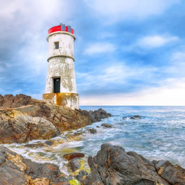 Capo Ferro Deniz Feneri 'nin muhteşem kasvetli manzarası. Akdeniz 'in popüler seyahat noktası. Konum: Porto Cervo, Sassari ili, Sardunya, İtalya, Avrupa