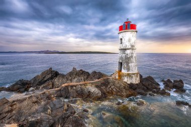 Capo Ferro Deniz Feneri 'nin muhteşem kasvetli manzarası. Akdeniz 'in popüler seyahat noktası. Konum: Porto Cervo, Sassari ili, Sardunya, İtalya, Avrupa