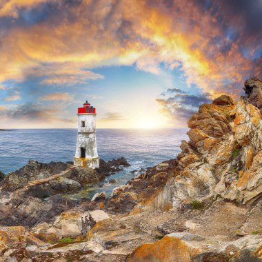 Capo Ferro Deniz fenerinde gün doğumunu görmek nefes kesici. Akdeniz 'in popüler seyahat noktası. Konum: Porto Cervo, Sassari ili, Sardunya, İtalya, Avrupa