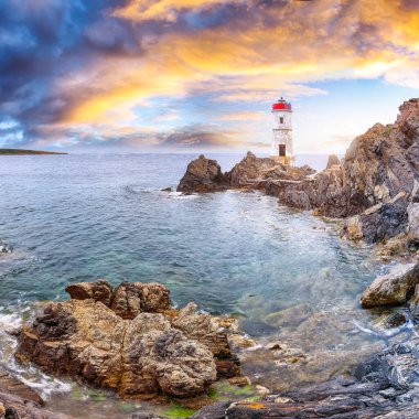 Capo Ferro Deniz fenerinde gün doğumunu görmek nefes kesici. Akdeniz 'in popüler seyahat noktası. Konum: Porto Cervo, Sassari ili, Sardunya, İtalya, Avrupa