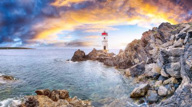 Capo Ferro Deniz fenerinde gündoğumunun panoramik görüntüsü. Akdeniz 'in popüler seyahat noktası. Konum: Porto Cervo, Sassari ili, Sardunya, İtalya, Avrupa