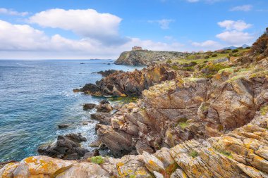 Capo Ferro Deniz Feneri 'nin üzerinde harika güneşli bir gün. Akdeniz 'in popüler seyahat noktası. Konum: Porto Cervo, Sassari ili, Sardunya, İtalya, Avrupa
