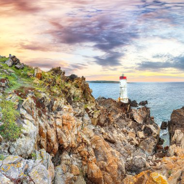 Capo Ferro Deniz fenerinde gün batımının muhteşem manzarası. Akdeniz 'in popüler seyahat noktası. Konum: Porto Cervo, Sassari ili, Sardunya, İtalya, Avrupa