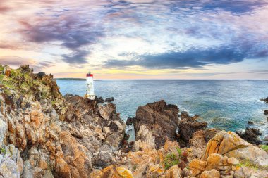 Capo Ferro Deniz fenerinde gün doğumunu görmek nefes kesici. Akdeniz 'in popüler seyahat noktası. Konum: Porto Cervo, Sassari ili, Sardunya, İtalya, Avrupa