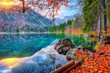 Arka planda Mangart zirvesi olan Fusine Gölü üzerinde günbatımının nefes kesici görüntüsü. Julian Alps 'in popüler seyahat yeri. Konum: Tarvisio komünü, Udine ili, İtalya, Avrupa