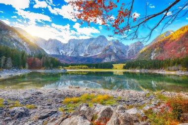 Arka planda Mangart zirvesi olan Fusine Gölü 'nün peri masalı manzarası. Julian Alps 'in popüler seyahat yeri. Konum: Tarvisio komünü, Udine ili, İtalya, Avrupa