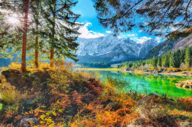 Arka planda Mangart zirvesi olan Fusine Gölü 'nün peri masalı manzarası. Julian Alps 'in popüler seyahat yeri. Konum: Tarvisio komünü, Udine ili, İtalya, Avrupa