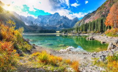 Arka planda Mangart zirvesi olan Fusine Gölü 'nün hayret verici manzarası. Julian Alps 'in popüler seyahat yeri. Konum: Tarvisio komünü, Udine ili, İtalya, Avrupa