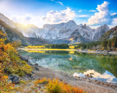 Arka planda Mangart zirvesi olan Fusine Gölü 'nün peri masalı manzarası. Julian Alps 'in popüler seyahat yeri. Konum: Tarvisio komünü, Udine ili, İtalya, Avrupa