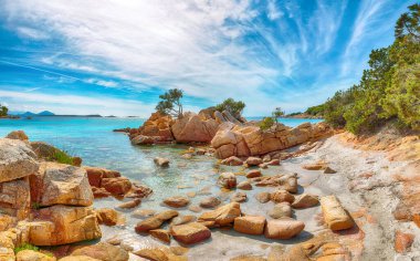 Capriccioli sahilinin nefes kesici manzarası. Akdeniz 'in popüler turizm beldesi. Konum: Arzachena, Sassari ili, Sardunya, İtalya, Avrupa