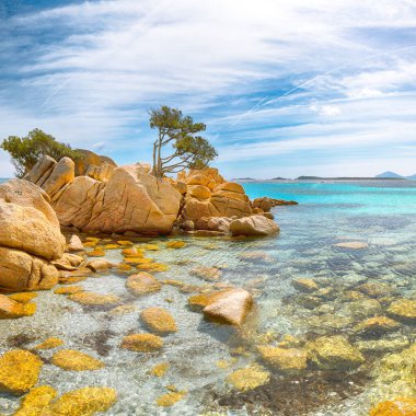 Capriccioli sahilinin nefes kesici manzarası. Akdeniz 'in popüler turizm beldesi. Konum: Arzachena, Sassari ili, Sardunya, İtalya, Avrupa