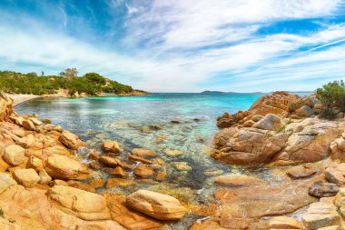 Capriccioli sahilinin nefes kesici manzarası. Akdeniz 'in popüler turizm beldesi. Konum: Arzachena, Sassari ili, Sardunya, İtalya, Avrupa