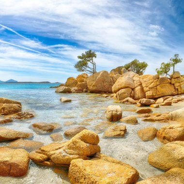 Capriccioli sahilinin nefes kesici manzarası. Akdeniz 'in popüler turizm beldesi. Konum: Arzachena, Sassari ili, Sardunya, İtalya, Avrupa