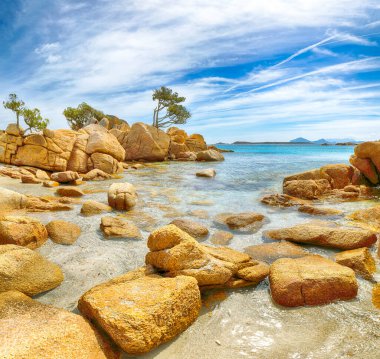 Capriccioli sahilinin nefes kesici manzarası. Akdeniz 'in popüler turizm beldesi. Konum: Arzachena, Sassari ili, Sardunya, İtalya, Avrupa