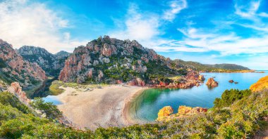 Costa Paradiso tatil beldesindeki Li Cossi plajının muhteşem manzarası. Akdeniz 'in resimli deniz manzarası. Konum: Costa Paradiso, Sassari ili, Sardunya, İtalya, Avrupa
