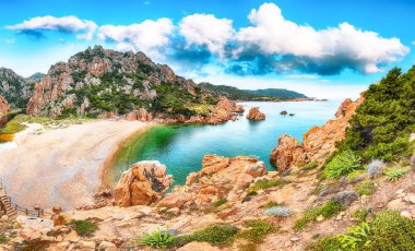 Costa Paradiso tatil beldesindeki Li Cossi plajının muhteşem manzarası. Akdeniz 'in resimli deniz manzarası. Konum: Costa Paradiso, Sassari ili, Sardunya, İtalya, Avrupa