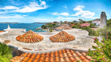 Porto Rafael tatil köyünün büyüleyici manzarası. Geleneksel evlerin döşemeleri harika. Konum: Porto Rafael, Olbia Tempio ili, Sardunya, İtalya, Avrupa