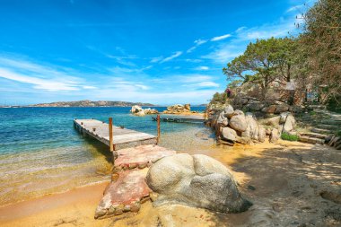 Porto Rafael tatil köyünün muhteşem plaj manzarası. Akdeniz 'in resimli deniz manzarası. Konum: Porto Rafael, Olbia Tempio ili, Sardunya, İtalya, Avrupa