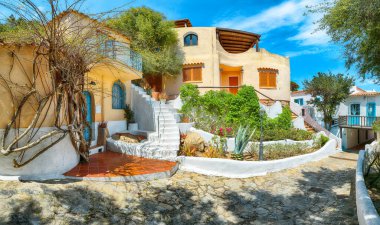 Porto Rafael tatil köyünün muhteşem manzarası. Sardunya 'nın resimli evleri. Konum: Porto Rafael, Olbia Tempio ili, Sardunya, İtalya, Avrupa