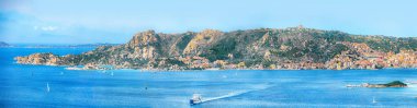 Palau 'dan Santo Stefano ve La Maddalena adalarının muhteşem manzarası. Konum: Palau, Olbia-Tempio ili, Sardinya, İtalya, Avrupa