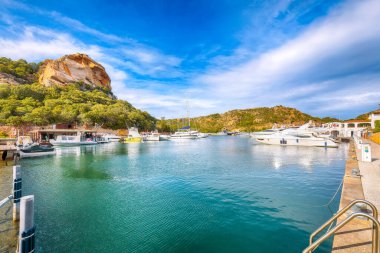 Kosta Smeralda 'da lüks yatları olan Poltu Quatu limanı ve körfezinin muhteşem manzarası. Akdeniz 'in popüler seyahat noktası. Konum: Poltu Quatu, Sassari ili, Sardunya, İtalya, Avrupa