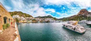 Kosta Smeralda 'da lüks yatları olan Poltu Quatu limanı ve körfezinin muhteşem manzarası. Akdeniz 'in popüler seyahat noktası. Konum: Poltu Quatu, Sassari ili, Sardunya, İtalya, Avrupa