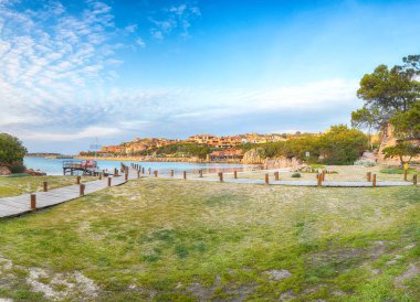 Günbatımında Porto Cervo 'nun nefes kesici manzarası. Akdeniz 'in popüler turizm beldesi. Konum: Arzachena, Sassari ili, Sardunya, İtalya, Avrupa