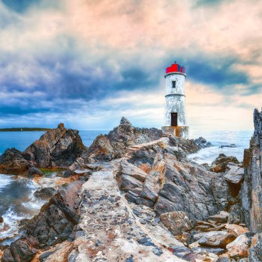 Capo Ferro Deniz Feneri 'nin muhteşem kasvetli manzarası. Akdeniz 'in popüler seyahat noktası. Konum: Porto Cervo, Sassari ili, Sardunya, İtalya, Avrupa