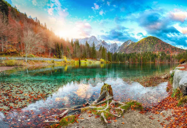 Vista Deslumbrante Pôr Sol Sobre Lago Fusine Com Pico Mangart — Fotografia de Stock