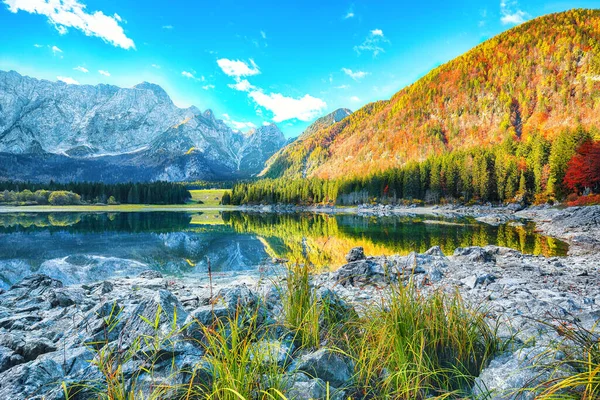 Veduta Fiabesca Del Lago Fusine Con Vetta Del Mangart Sullo — Foto Stock