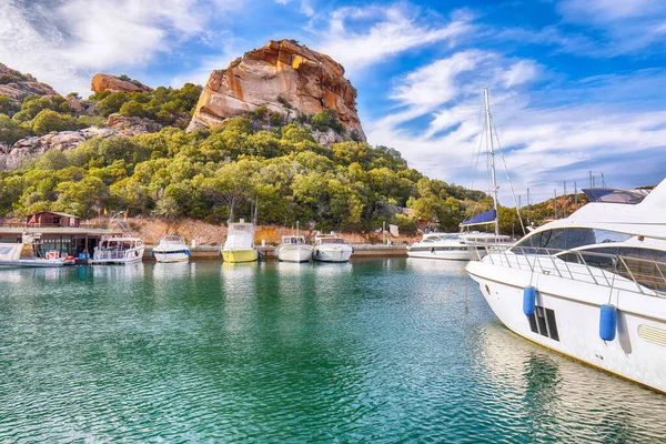 Incantevole Vista Sul Porto Sulla Baia Poltu Quatu Con Yacht — Foto Stock