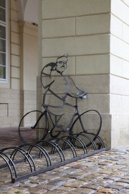 bir bisikletçi bisiklet park yerinde heykeli