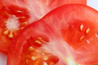 beyaz üzerine dilimlenmiş domates