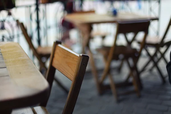 Столы и стулья в баре на низкой глубине резкости — стоковое фото