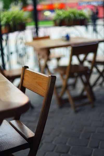 Mesas y sillas en el bar a poca profundidad de campo —  Fotos de Stock