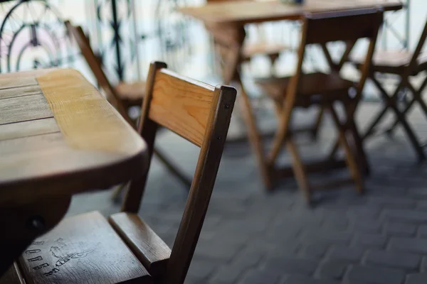 Mesas y sillas en el bar a poca profundidad de campo —  Fotos de Stock