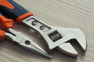 ahşap arka plan üzerinde ayarlanabilir anahtarı ve pense portre