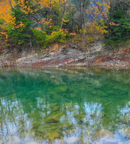 Lago de montaña cristalina en otoño — Foto de Stock