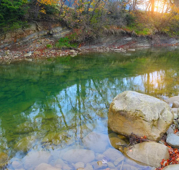 Lago de montaña cristalina en otoño — Foto de Stock