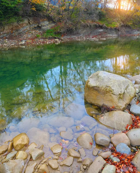 Кришталево чисте гірське озеро восени — стокове фото