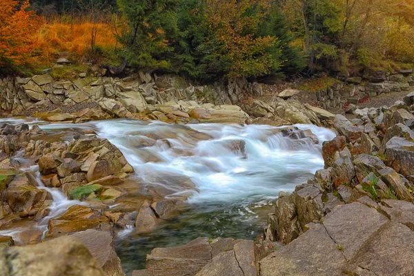 Пороги на скелястій гірській річці восени — стокове фото