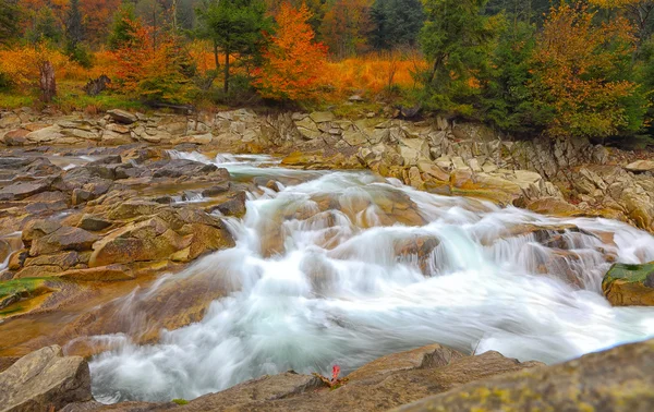 Βραχώδες βουνό ποταμού το φθινόπωρο — Φωτογραφία Αρχείου
