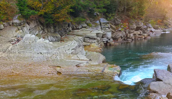 Peřeje na kamenité horské řece na podzim — Stock fotografie