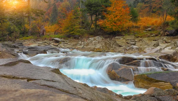 夕暮れの秋の渓流 — ストック写真