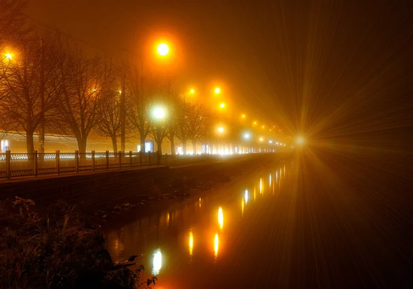 Luces del paseo marítimo en la niebla —  Fotos de Stock