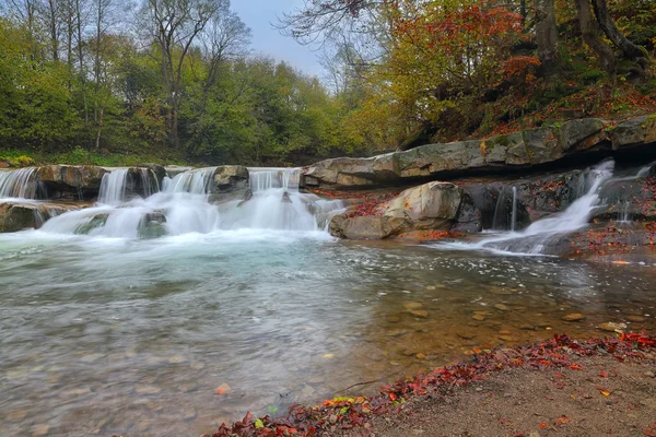 Sonbaharda dağ deresi — Stok fotoğraf