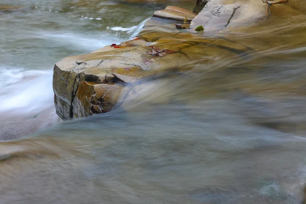 Фрагмент гірської річки — стокове фото