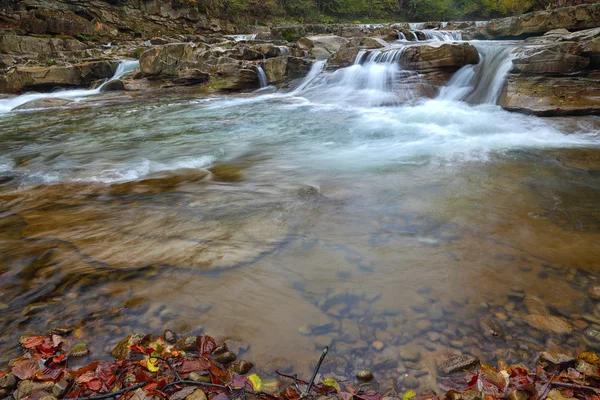 Rivière de montagne à l'automne — Photo